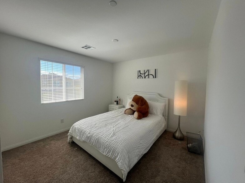 Building Photo - 854 Benning St