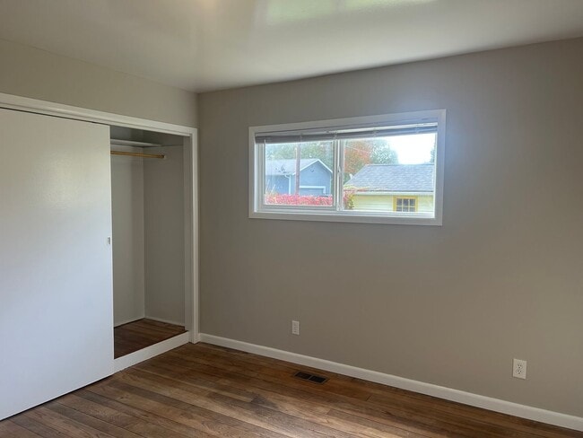 Building Photo - Charming 2 bedroom/1 bath Walking distance...