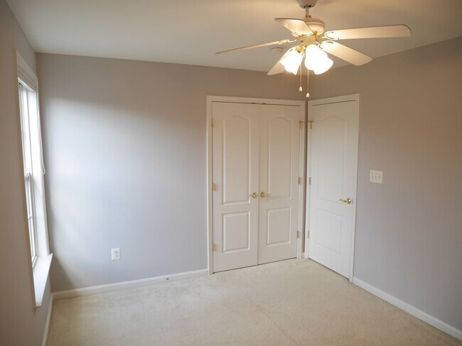 Building Photo - 5 Bedroom 2.5 Bathroom Home- Located in Fi...