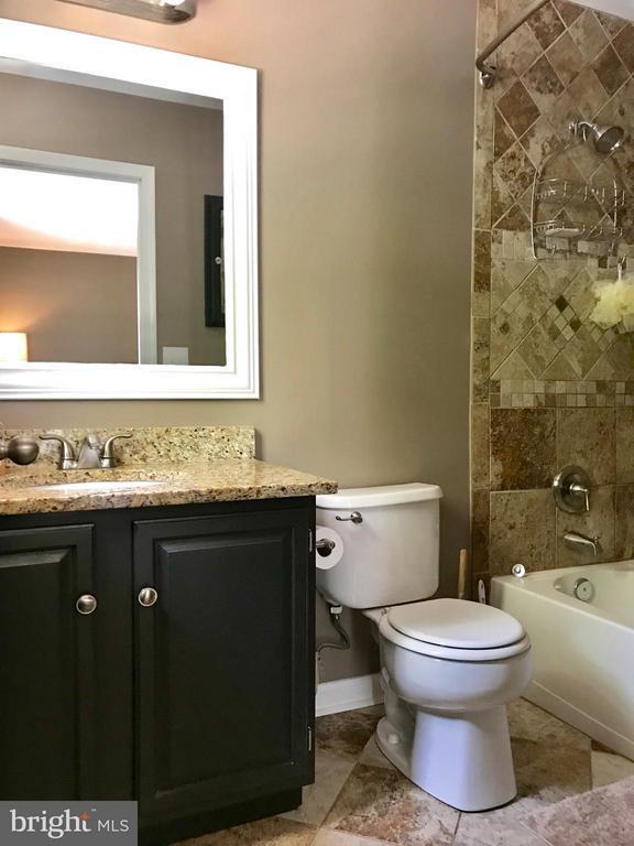 Building Photo - 8 Plumosa Dr