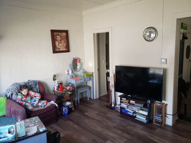 Building Photo - 3 BR 1 1/2 Bath 2 Story Available Now!