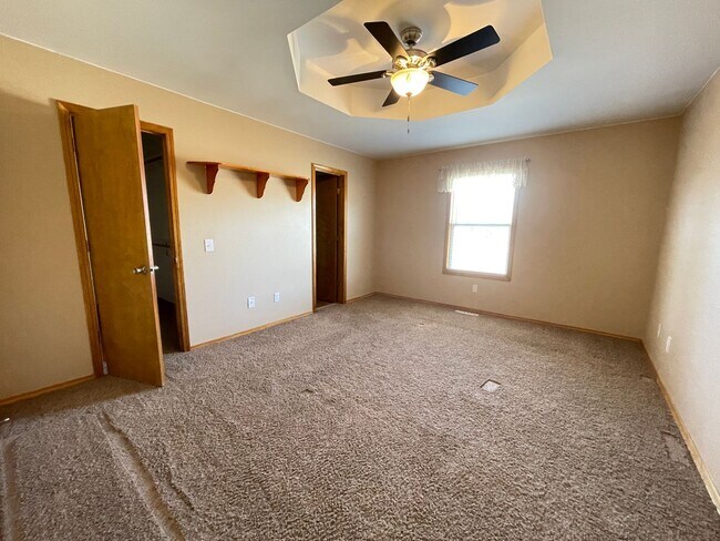 Building Photo - 3253 S Palisades Dr