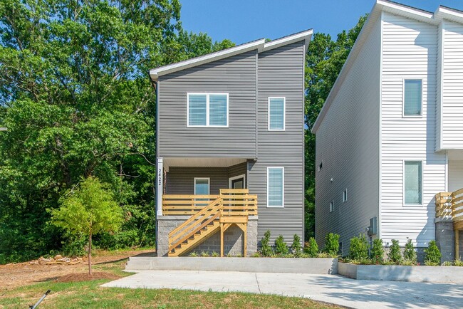 Primary Photo - Amazing 3 bed 2.5 w/fenced yard. 10 min fr...