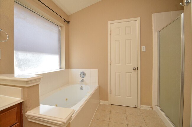 Building Photo - 26822 Kingston Glen Ln