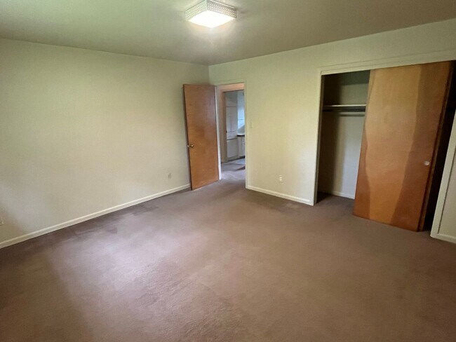 Building Photo - 105 Ave 3 NW