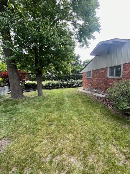 Building Photo - 27030 Berkshire Dr