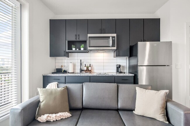 Building Photo - 701 Richmond Ave.