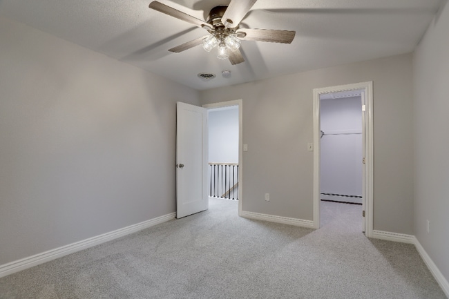 Building Photo - 2716 Parklake Dr