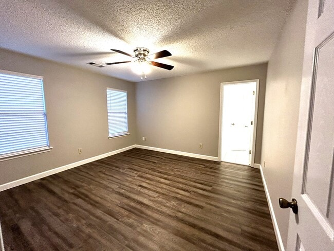 Building Photo - 3604-3604 Meadowlake Dr