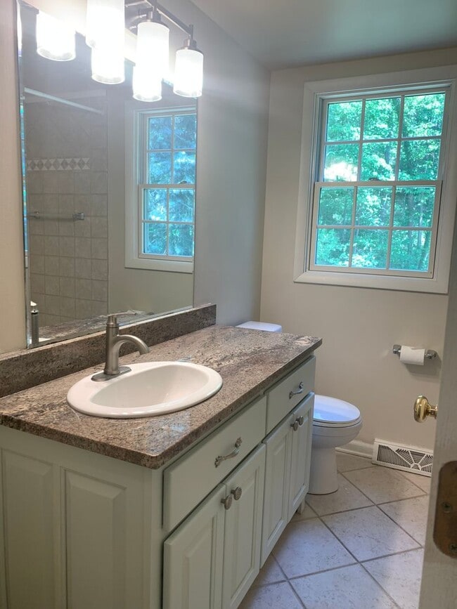 Building Photo - 4 bedroom home in Lowell Schools!