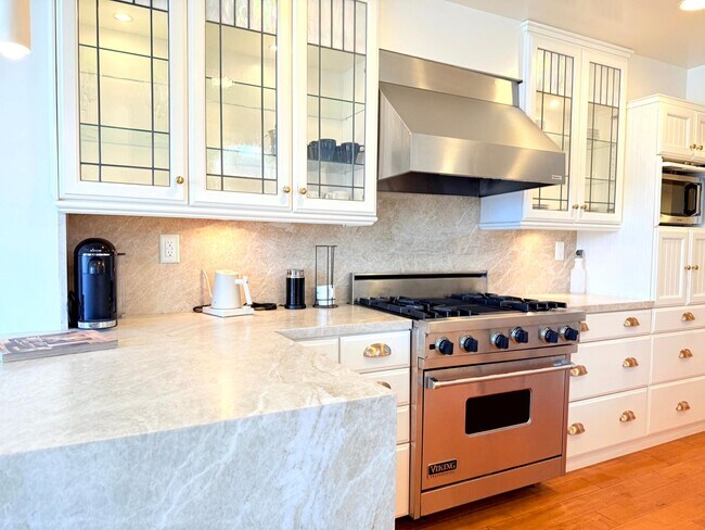 Building Photo - Sophisticated Bright & Spacious Furnished ...