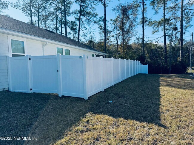 Building Photo - 95999 Surrey Pl