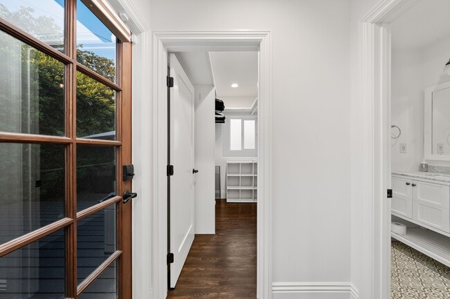 Building Photo - 2624 S Palm Grove Ave