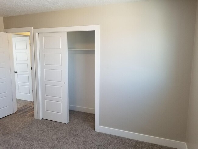 Building Photo - Spacious 5-Bedroom Magna Home with Deck and Ample Parking