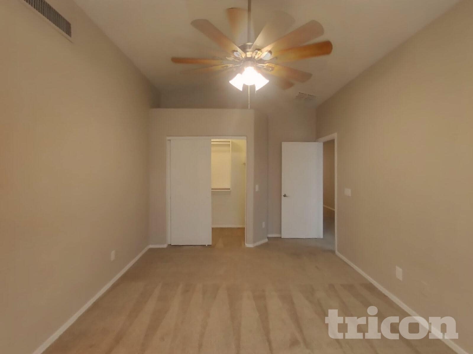 Building Photo - 4005 E La Salle St