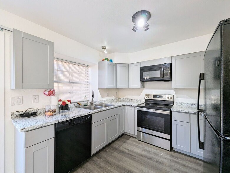 Primary Photo - 4601 N 102nd Ave