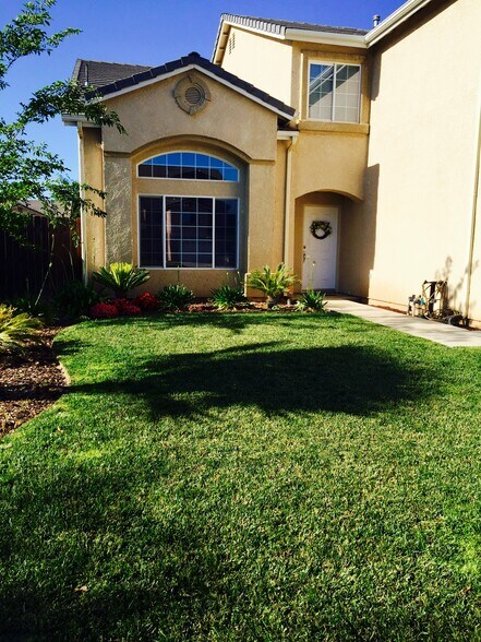 Front - 5462 W Holland Ave