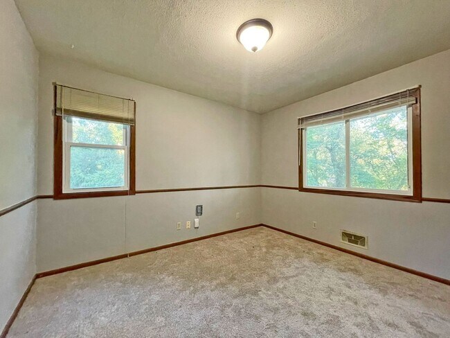 Building Photo - Newly Redone 3 Bedroom Bungalow in Tonka B...