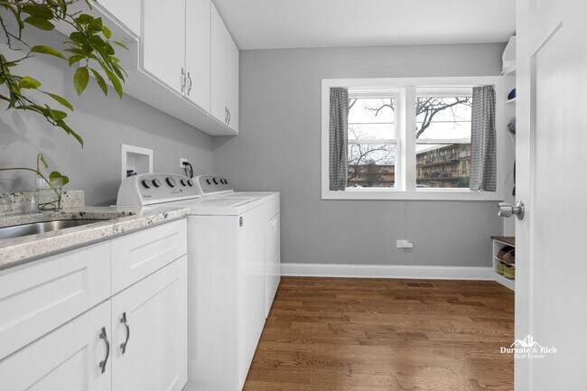 Building Photo - Stunning 4 Bedroom, 3.5 Bath Executive Rental