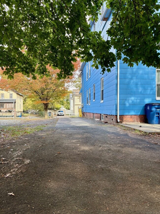 Building Photo - 8 Read St