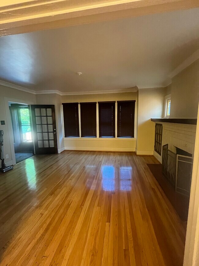 Hardwood floor - 1025 Maryland St