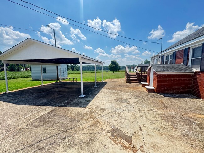 Building Photo - Very Nice Brick Home! Beautiful Country Se...
