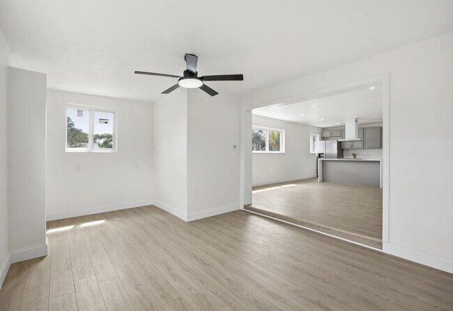 Building Photo - 737 W Ilex Dr