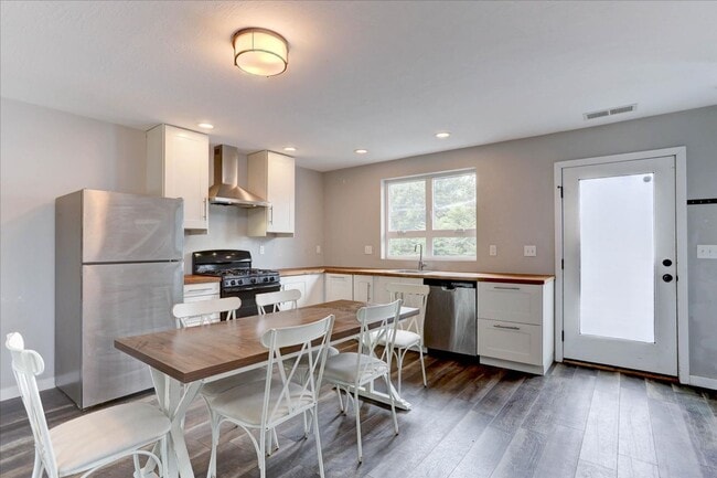 Building Photo - Smashing CU Campus 3bed/2bath/Top Floor Unit