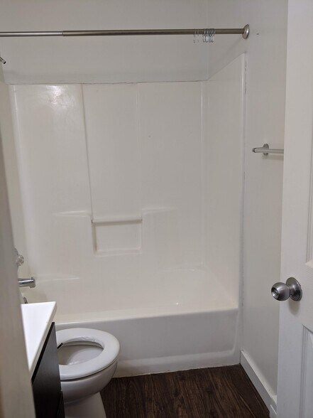Bathroom Tub - 1227 Hilltop Dr