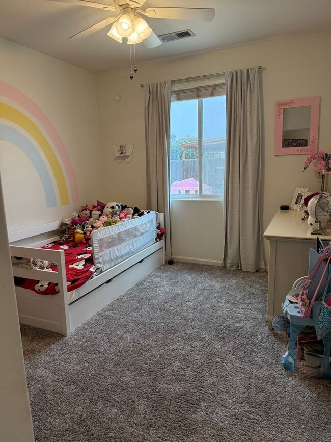 Building Photo - Spacious North Bakersfield Home with pool!