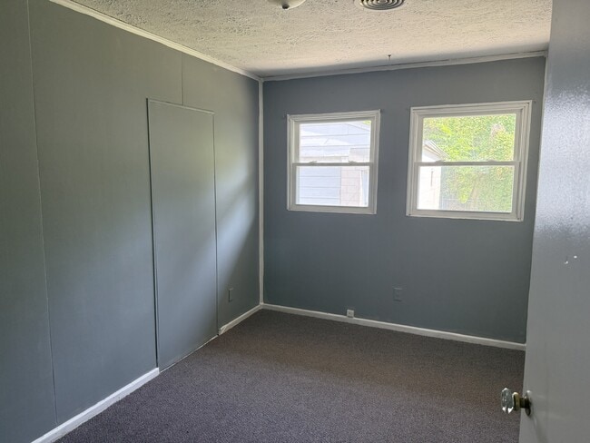 Building Photo - 1052 Duxberry Ave