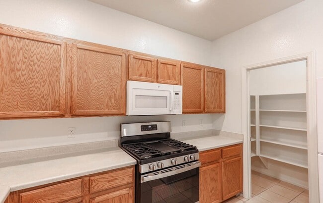 Building Photo - 4 Bed and 4 Bath Townhome In Gated North Las Vegas Community