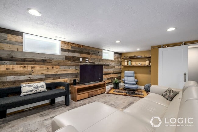 Building Photo - Beautiful Home in Salt Lake!