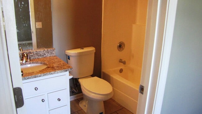 Building Photo - 3 bedroom 2 bath home on large corner lot