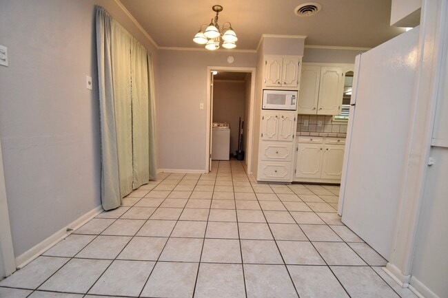 Building Photo - Spacious 4 bedroom 3 bathroom home with large yard and 2 car garage