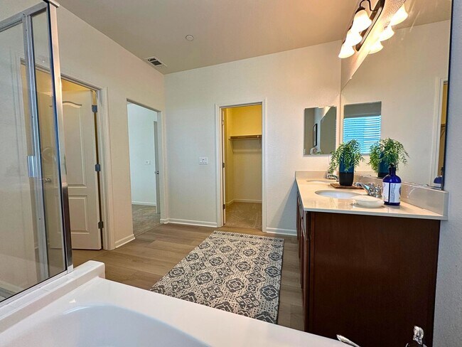 Building Photo - Stunning 4 Bedroom, 3 Bath Questa Home