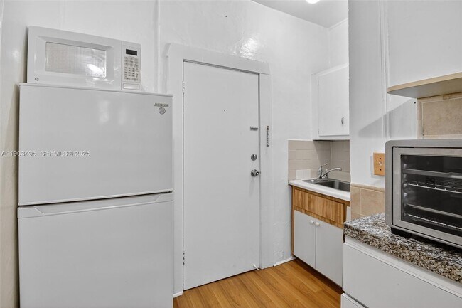 Building Photo - 3409 S Le Jeune Rd