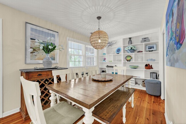 Building Photo - Furnished Off-Season 3bd/2ba Coastal Retreat with Screened Porch & Private Parking