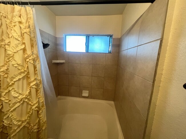 Building Photo - Large 1BR/1BA Updated End Unit (Upper Floor) Condo in Alpine Oaks