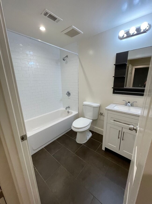 Building Photo - 1/2 Off First Month's Rent, 6Bdrm, 3Bath