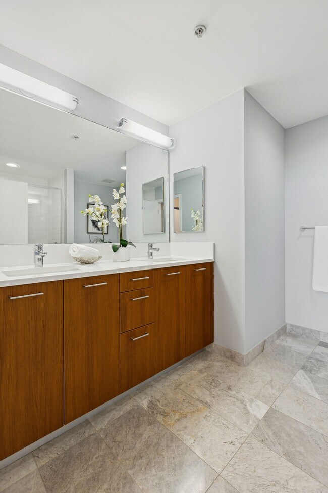 Building Photo - 1901 S Calumet Ave