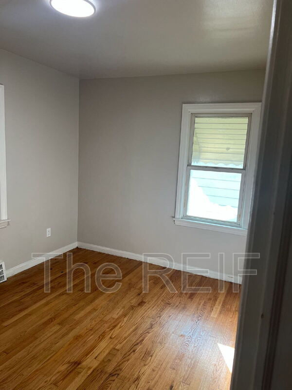 Building Photo - 109 W Maple St