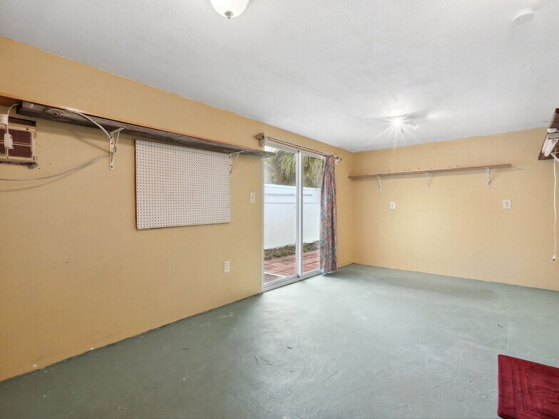 Building Photo - 1353 Canterbury Rd N