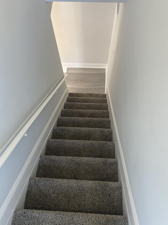 Building Photo - 400 Maple Ln