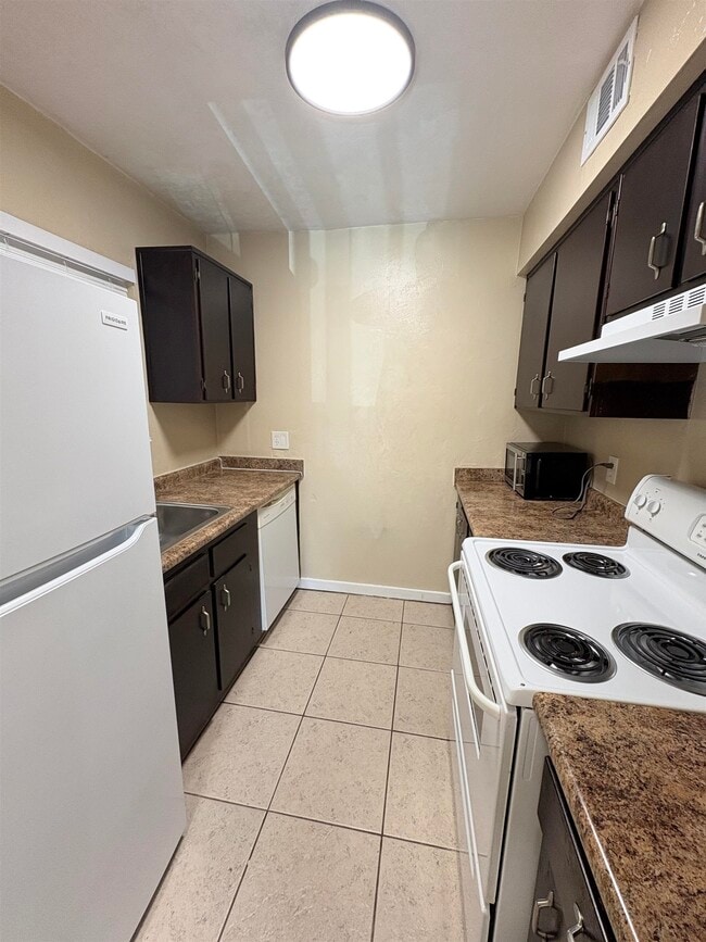 Building Photo - 1530 Live Oak Dr