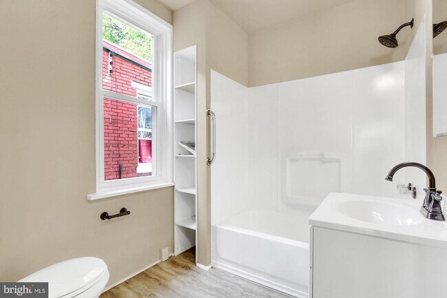 Building Photo - Spacious 3 Bedroom, 1 Bath Home in Harrisburg, Pa!