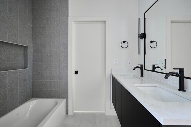 Building Photo - 412 Hackberry Ln