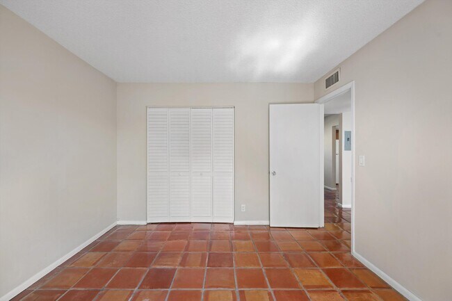Building Photo - 2707 Vandiver Dr