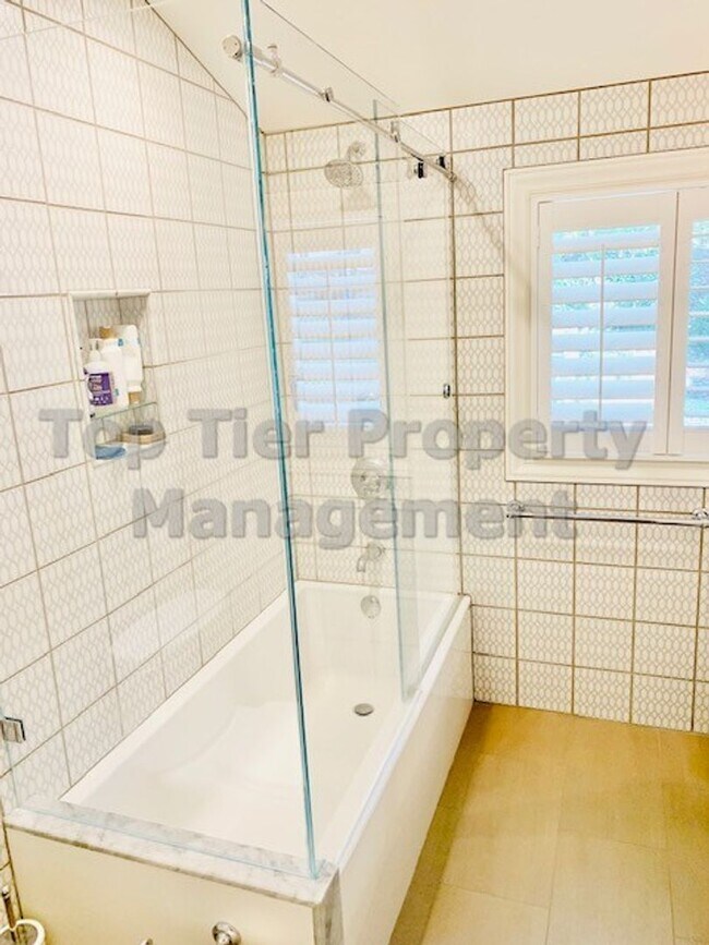 Building Photo - Stunning 4 Bed/3 Bath (plus Office), 3,230 Sqft single-family house at end of cul-de-sac and on l...
