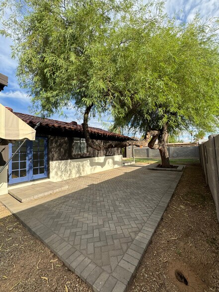 Building Photo - 1529 W Lynwood St
